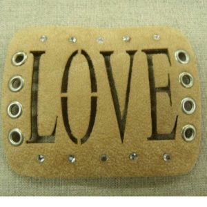 écusson thermocollant motif: LOVE beige à strass largeur 8,5cm sur hauteur 6,5cm