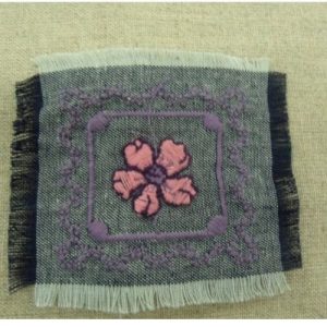 écusson à coudre motif: jeans avec feuille rose et violet largeur 7,5cm sur hauteur 7cm