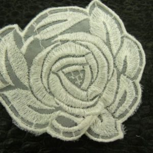 écusson à coudre fleur brodé blanc cassé largeur 9cm sur hauteur 8,5cm
