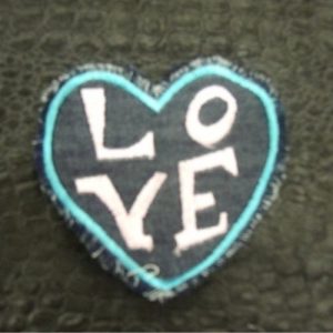 écusson à coudre motif:jean's coeur LOVE rose pâle et bleu largeur 8,5cm sur hauteur 8cm