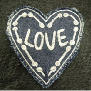 écusson à coudre motif: jean's coeur LOVE bleu et blanc largeur 11cm sur hauteur 11cm