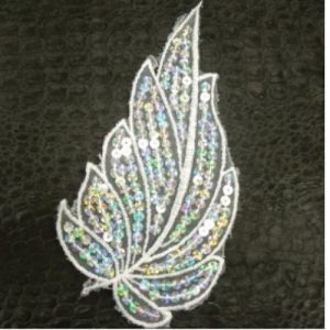 écusson à coudre feuille blanche avec sequin argent largeur 6cm sur hauteur 16,5cm