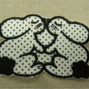 écusson thermocollant motif: LAPIN blanc et noir largeur 7cm sur hauteur 5cm