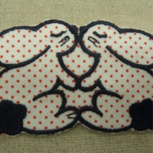 écusson thermocollant motif: LAPIN bleu rouge et blanc largeur 7 cm / hauteur 5 cm