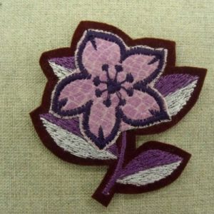 écusson thermocollant fleur rose et bordeaux largeur 6,5 sur hauteur 6,5cm