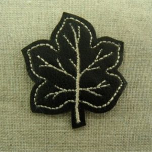 écusson thermocollant feuille noir et blanc largeur 4cm sur hauteur 4,5cm