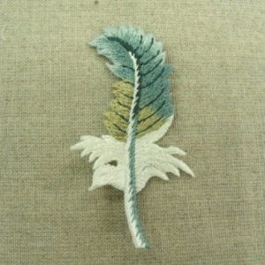 écusson thermocollant plume multicolore largeur 3,5cm sur hauteur 7cm