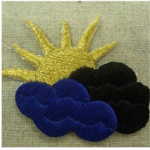 écusson thermocollant soleil or avec nuage bleu et noir largeur 6,5cm sur hauteur 4cm