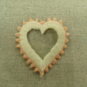 écusson thermocollant cœur rose et blanc largeur 4cm sur hauteur 4cm
