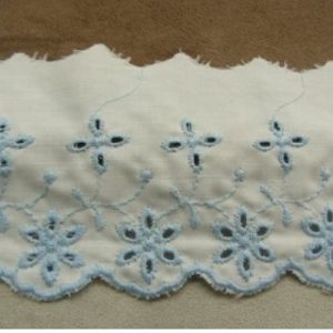 BRODERIE ANGLAISE COTON FOND BLANC bleu 7 cm /hauteur de broderie:5 cm