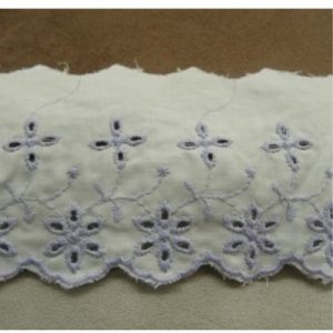 BRODERIE ANGLAISE COTON FOND BLANC &violet, 7 cm /hauteur de broderie:5 cm