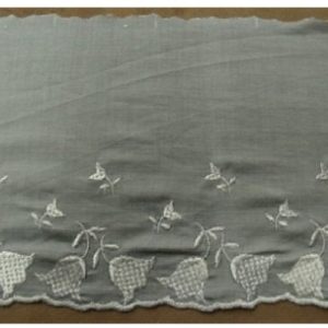 DENTELLE / BRODERIE COTON BLANC BRODEE GRISE 14 cm / hauteur de broderie 6 cm