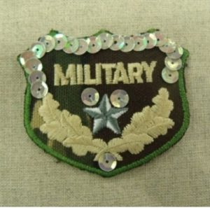 écusson militaire thermocollant sur fond vert motif brodé avec sequin largeur 6cm sur hauteur 5,5cm