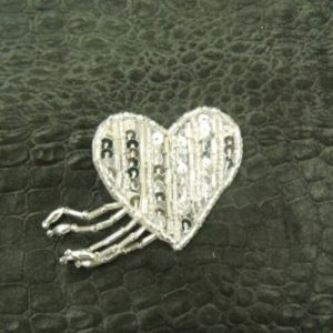 écusson à coudre motif: cœur sequin transparent largeur 4,5cm sur hauteur 4cm