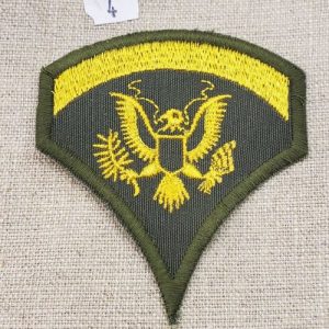 écusson militaire thermocollant motif AIGLE kaki et doré largeur 7 cm / hauteur 8 cm