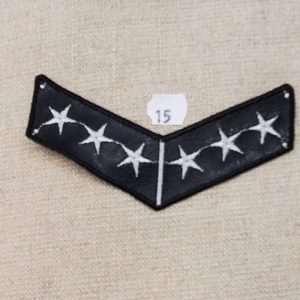 écusson militaire à coudre sur fond noir motif étoile blanche , largeur 10cm sur hauteur 3cm