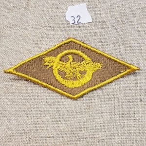 écusson militaire à coudre jaune et marron ,largeur 7cm sur hauteur 4cm