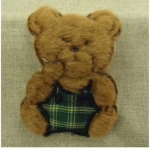 écusson à coudre motif: OURS EN PELUCHE marron écossais vert , largeur 4 cm / hauteur 6 cm