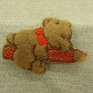 écusson à coudre- motif : OURS EN PELUCHE marron et rouge , largeur 6 cm / hauteur 4 cm