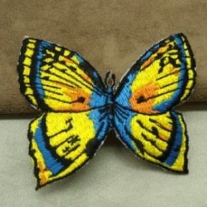 ÉCUSSON motif PAPILLON-JAUNE BLEU & NOIR , largeur 7.5 cm / hauteur 6.5 cm
