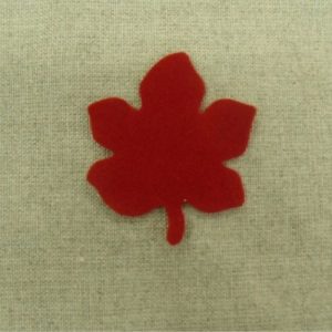 écusson à coudre motif trèfle rouge , largeur 4cm sur hauteur 4cm