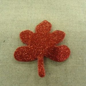 écusson à coudre trèfle pailleté rouge,largeur 5cm sur hauteur 6cm