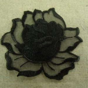 écusson à coudre fleur noir brodé , largeur 6cm sur hauteur 6cm