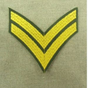 écusson militaire thermocollant motif grade doré et kaki ,largeur 7,5 cm / hauteur 4 cm