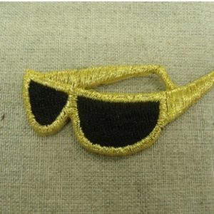 écusson thermocollant- lunette de soleil or et noir avec branche ,largeur 6,5cm sur hauteur 2cm