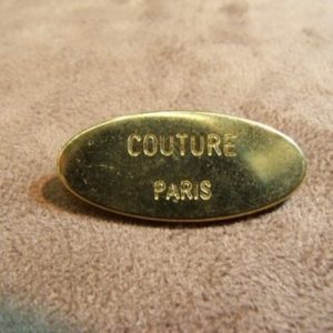 BOUTON A QUEUE METAL MOTIF: COUTURE PARIS- OR,LARGEUR: 35mm / HAUTEUR: 15mm ,de belle qualité