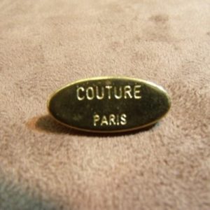 BOUTON A QUEUE METAL MOTIF: COUTURE PARIS- OR,LARGEUR: 25mm / HAUTEUR: 10mm ,de belle qualité