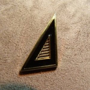 BOUTON MANCHETTE TRIANGLE METAL noir & or,HAUTEUR: 25mm/ LARGEUR: 18mm ,de belle qualité