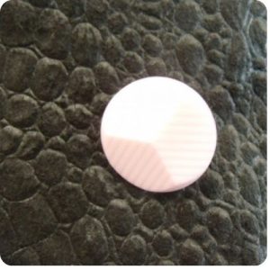 bouton acrylique prisme , à queue, de belle qualité