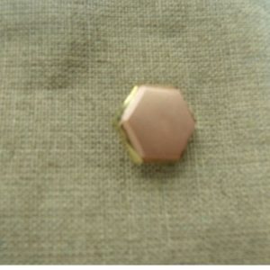 bouton acrylique garni métal hexagonale rose et or,à queue,de belle qualité
