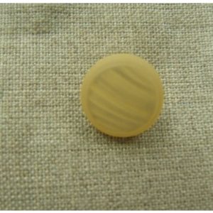 bouton acrylique strié nacré, à queue,de belle qualité