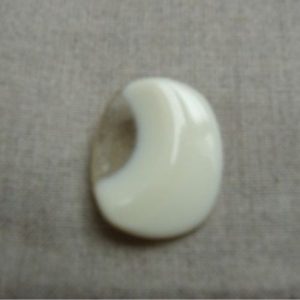 bouton ovale blanc acrylique ,à queue, 30 mm ,de belle qualité ,