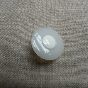 bouton acrylique à queue blanc ,23 mm,de belle qualité