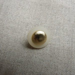 bouton acrylique à queue blanc et or ,15 mm,de belle qualité