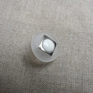 bouton acrylique garnit métal à queue translucide centre blanc ,18mm, de belle qualité