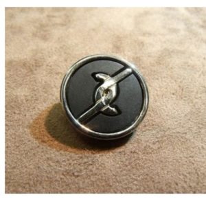 BOUTON ACRYLIQUE ARGENT & NOIR,23 mm,de belle qualité