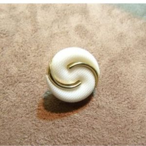 BOUTON ACRYLIQUE A QUEUE OR & BLANC,18 mm,de belle qualité