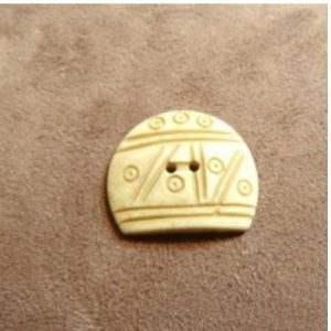 BOUTON OVALE ETCHNIQUE ,30 mm, de belle qualité