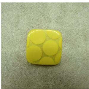 BOUTON CARRE ACRYLIQUE A QUEUE JAUNE,20 mm,de belle qualité
