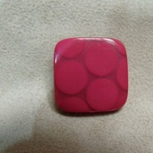 BOUTON CARRE ACRYLIQUE A QUEUE ROSE FUSCHIA ,20 mm,de belle qualité