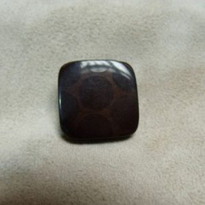 BOUTON CARRE ACRYLIQUE A QUEUE MARRON ,20 mm,de belle qualité