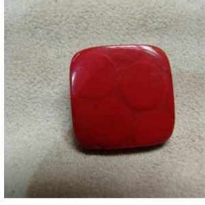 BOUTON CARRE ACRYLIQUE A QUEUE ROUGE,20 mm,de belle qualité
