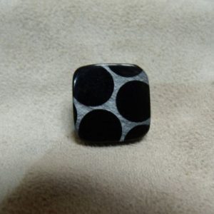 BOUTON CARRE ACRYLIQUE ARGENT & NOIR,de belle qualité
