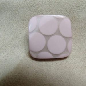 BOUTON CARRE ACRYLIQUE ROSE PALE ,20 mm,de belle qualité