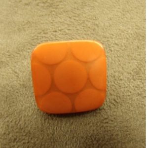 BOUTON CARRE ACRYLIQUE A QUEUE ORANGE,20 mm,de belle qualité