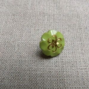 bouton acrylique à queue motif fleur vert anis et or ,13 mm,de belle qualité